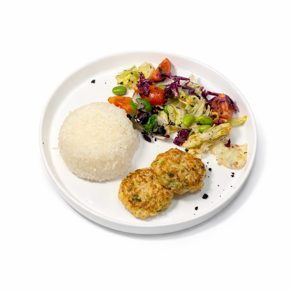 Рис с котлетой из креветки и овощами