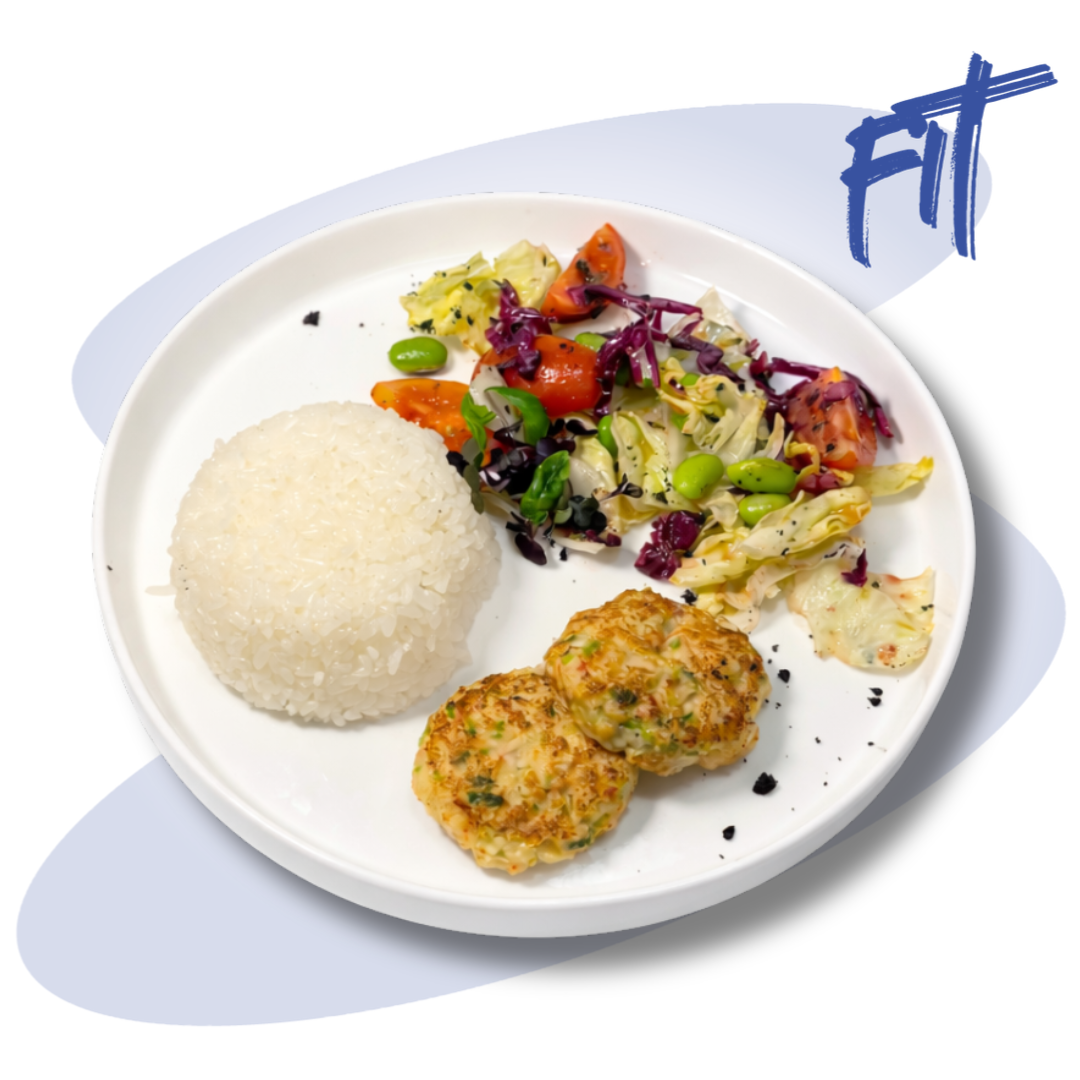 Рис с котлетой из креветки и овощами